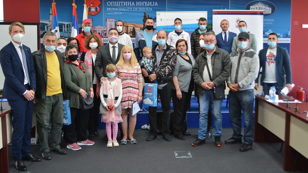 Uručeni ugovori za kupovinu 15 seoskih kuća izbeglicama iz BiH i Hrvatske